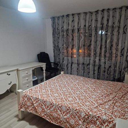 2 Bedrooms Apartment. Galaţi Екстериор снимка