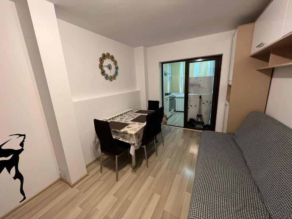 2 Bedrooms Apartment. Galaţi Екстериор снимка